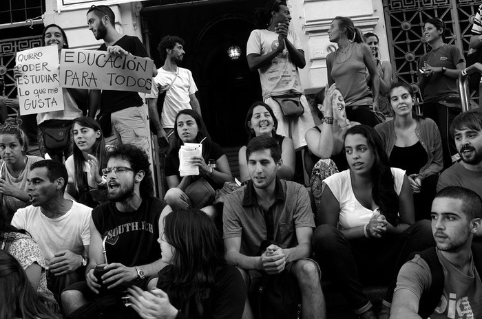 Concentración de estudiantes del ISEF, ayer, en la explanada de la Udelar. Foto: Pablo Vignali