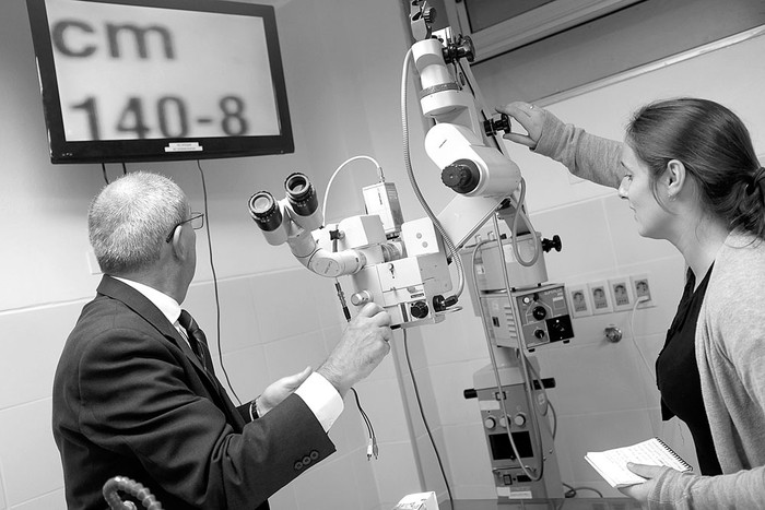 Edgardo Spagnuolo, director del Servicio de Neurocirugía del hospital Maciel, y Alejandra Jaume,
encargada del Laboratorio de Microcirugía del hospital. Foto: Pablo Vignali