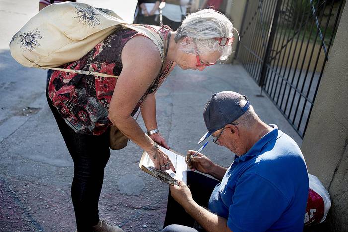Recolección de firmas para la campaña Vivir Sin Miedo, ayer, durante la recorrida de Jorge Larrañaga y Jorge Gandini por el barrio Marconi. · Foto: Ricardo Antúnez
