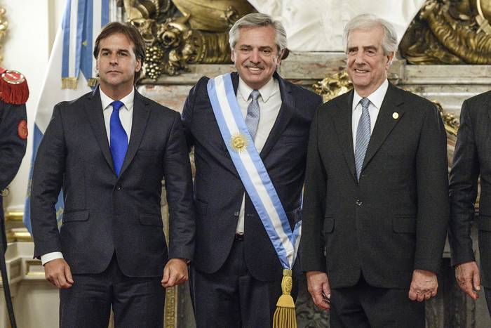 Luis Lacalle Pou, Alberto Fernández y Tabaré Vázquez en la Casa Rosada, en Buenos Aires. · Foto: Juan Mambromata, AFP