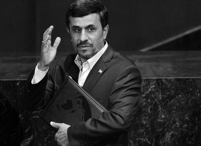 El presidente iraní, Mahmud Ahmadinejad, saluda tras intervenir, ayer, en el debate general de la 66ª Asamblea General de la ONU. · Foto: Efe, Justin Lane