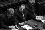 El primer ministro italiano, Silvio Berlusconi (c), durante la sesion del Parlamento italiano, ayer, en Roma. 