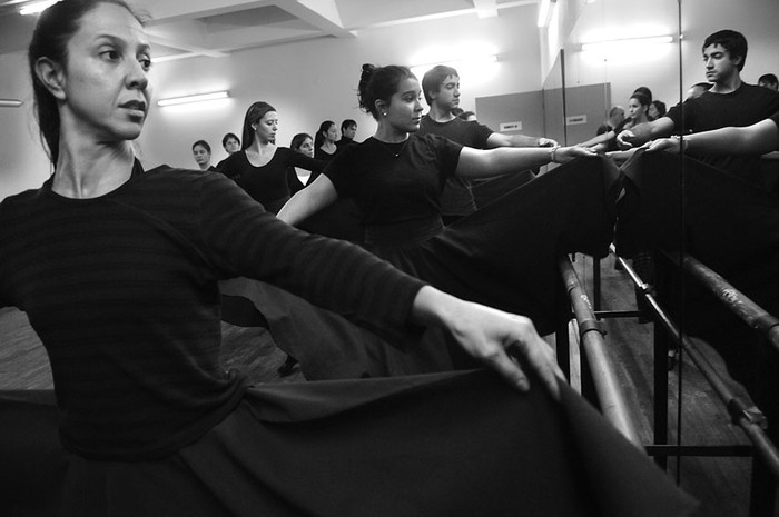 Clase de segundo en la Escuela Nacional de Danza del SODRE. · Foto: Nicolás Celaya