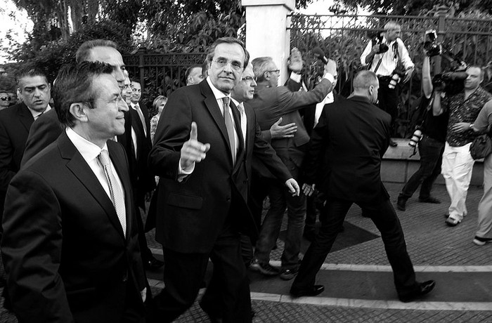 El nuevo primer ministro griego, Antonis Samarás (centro), junto a los miembros de su nuevo gobierno tras la jura de cargos, ayer, en el
palacio presidencial de Atenas, Grecia. · Foto: Efe, Pantelis Saitas