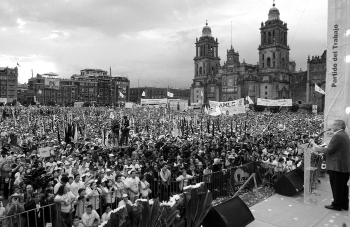 Miles de personas asisten a un acto del candidato a la presidencia de México, Andrés Manuel López Obrador, el miércoles, en el Zócalo de
Ciudad de México. · Foto: Efe, Mario Guzmán