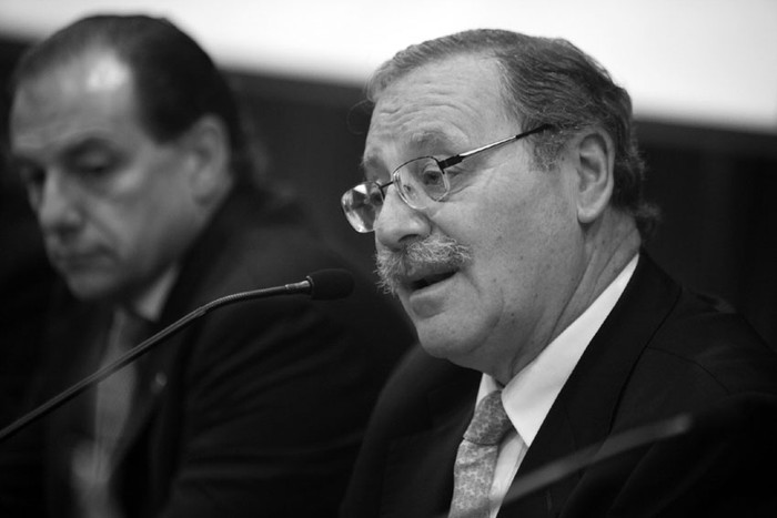 El ministro de Educación y Cultura, Ricardo Ehrlich, y el presidente de la Unión de Exportadores del Uruguay, Álvaro Queijo,
ayer, durante la presentación de la VI Edición de la Jornada Académica, en la sucursal 19 de Junio del BROU. · Foto: Pedro Rincón