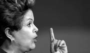 Dilma Rousseff pronunciando un discurso ante alcaldes de localidades brasileñas en Brasilia, Brasil.
