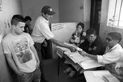 Centro de votación en la Escuela Secundaria Básica Nº 1, ayer, en el partido de Almirante Brown, Buenos Aires. Foto: Pablo Nogueira