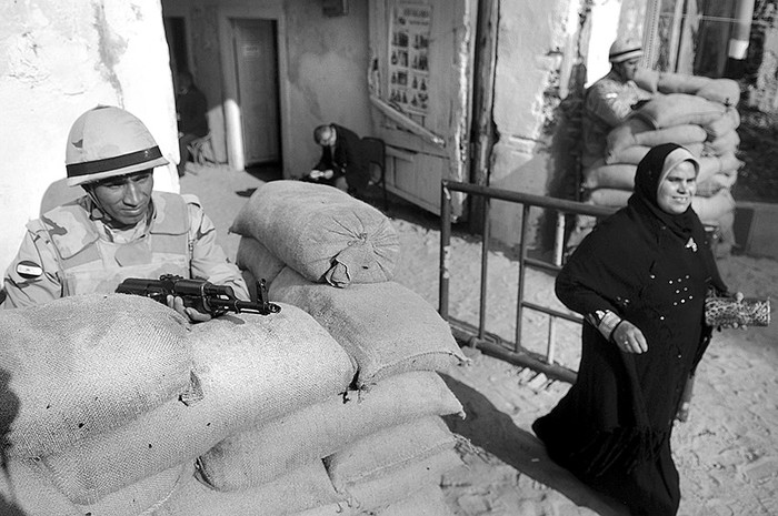 Una mujer que abandona un colegio electoral, ayer, tras votar en el referéndum constitucional, en Sharqiya (Egipto).  · Foto: Fouad Garnousy, Efe