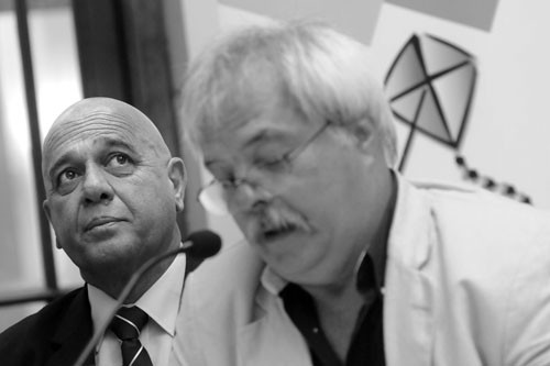 Carlos Manzor y Jorge Gago, ayer, en la sala de prensa del Instituto del Niño y Adolescente del Uruguay. Foto: Pablo Nogueira