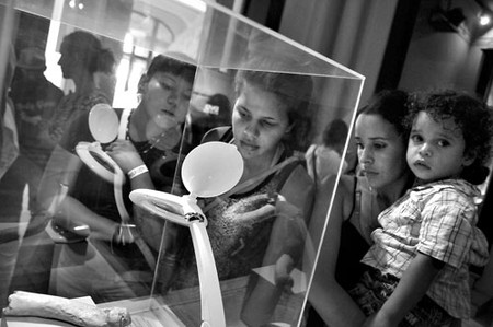 Jóvenes participan en el proyecto Expreso Adolescente, ayer, en el Museo de Arte Precolombino e Indígena. Foto: Javier Calvelo Jóvenes participan en el proyecto Expreso Adolescente, ayer, en el Museo de Arte Precolombino e Indígena. Foto: Javier Calvelo