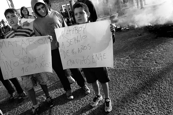 Movilización de vecinos en Santa Catalina por la muerte de Sergio Lemos. / Foto: Nicolás Celaya (archivo, noviembre de 2013)