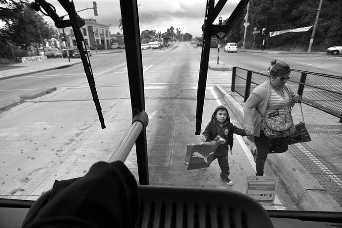 Ómnibus de la línea G en el corredor Garzón. Foto: Santiago Mazzarovich