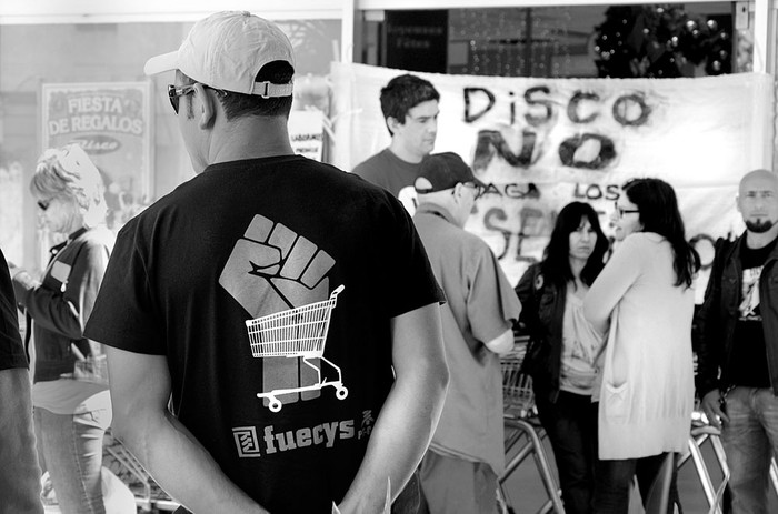 Movilización de FUECYS en el supermercado Disco de Agraciada y Asencio, el 24 de diciembre. Foto: Alessandro Maradei