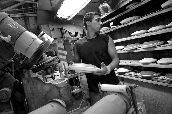 Trabajador en la planta de la Cooperativa de Trabajadores Cerámicos. Foto: Nicolás Celaya (archivo, febrero de 2014)