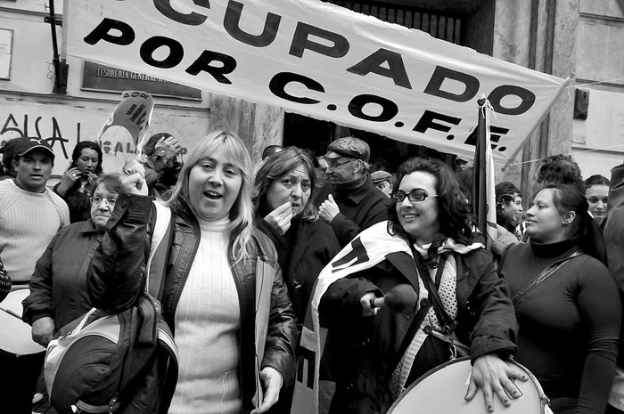 Movilización de la Confederación de Organizaciones de Funcionarios del Estado frente al Ministerio de Economía y Finanzas.
Foto: Javier Calvelo (archivo, agosto de 2012)