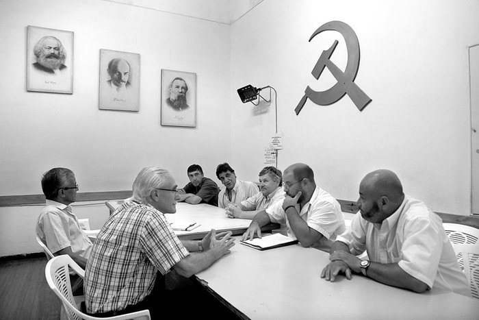Reunión de dirigentes del Partido Comunista y del sindicato del gas, ayer, en la sede del partido. Foto: Pablo Nogueira