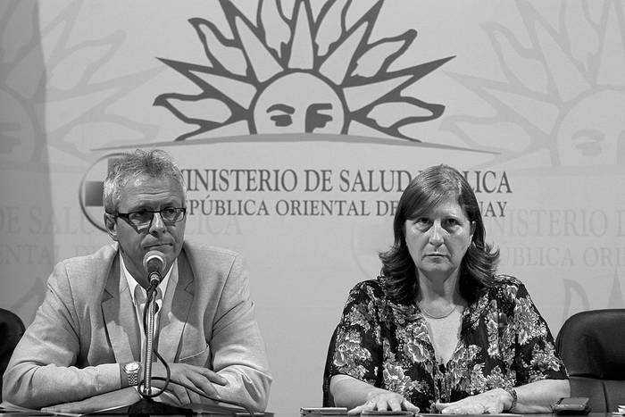 Leonel Briozzo, subsecretario del Ministerio de Salud Pública (MSP), y Leticia Rieppi, directora del área de Salud Sexual y Reproductiva del MSP, ayer, en rueda de prensa. Foto: Hugo Ortuño, Efe