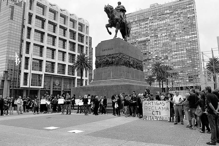 Concentración por el manejo de emergencias que derivó en la muerte de dos mujeres y un niño en Artigas, el sábado, en la plaza Independencia de Montevideo. Foto: Hugo Ortuño, Efe