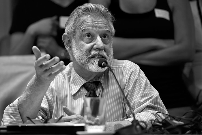 El decano de la Facultad de Derecho, Gonzalo Uriarte, ayer, en el Consejo Directivo Central de la Universidad de la República. Foto: Nicolás Celaya