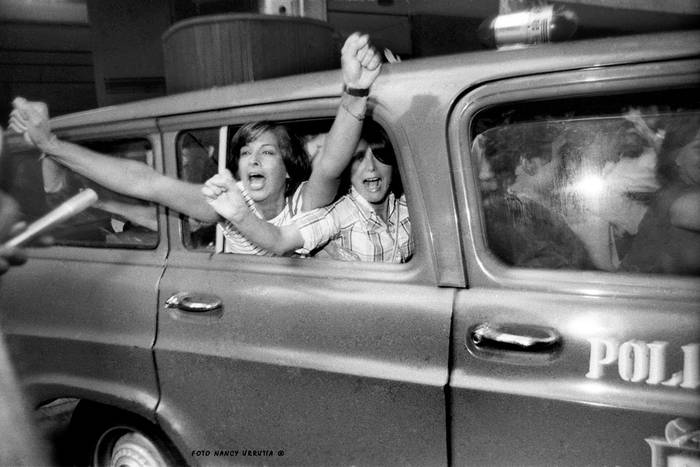 Liberación de presas políticas, el 10 de marzo de 1985, en la Jefatura de Policía de Montevideo. Foto: Nancy Urrutia