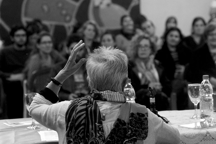 Lilián Celiberti, de Cotidiano Mujer, en la mesa redonda “Ser y sentirse mujer en la mirada de los medios”, ayer,
en el Centro Comunal Zonal 14. Foto: Sandro Pereyra