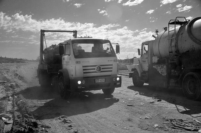 Ingreso de camiones en la entrada del vertedero de residuos de Felipe Cardozo. Foto: Javier Calvelo (archivo, diciembre de 2012)