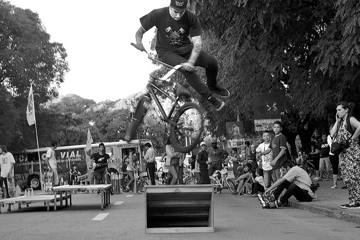 Actividad en el Día Mundial de la Bicicleta, ayer, en el Parque Batlle. Foto: Virginia Martínez Díaz