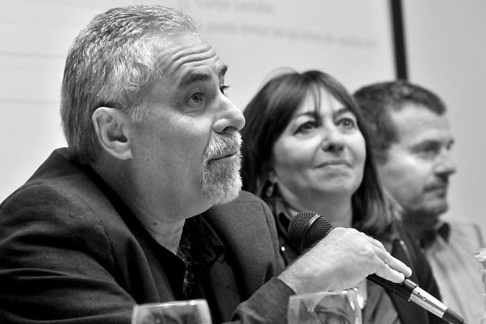 Gabriel Kaplún, Ariela Peralta y Martín Papich, durante la mesa de intercambio “Desafíos de la Ley de Servicios de Comunicación Audiovisual y la televisión digital”, ayer, en el local del Prodic. Foto: Federico Gutiérrez