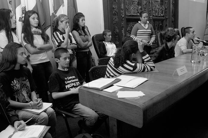 Presentación de adolescentes en el seminario internacional Explotación Sexual Comercial de Niñas, Niños y Adolescentes, ayer, en la Intendencia de Montevideo. Foto: Sandro Pereyra