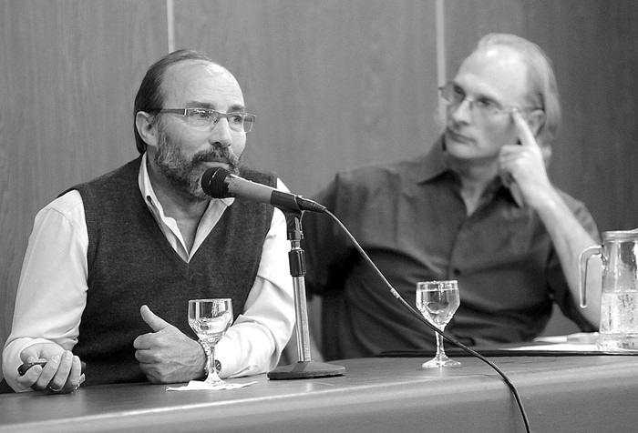 Reto Bertoni y Javier Task, en el seminario “Energía y equidad en Uruguay: investigación y políticas públicas en el sector residencial”, ayer, en la Intendencia de Montevideo.Foto: Sandro Pereyra