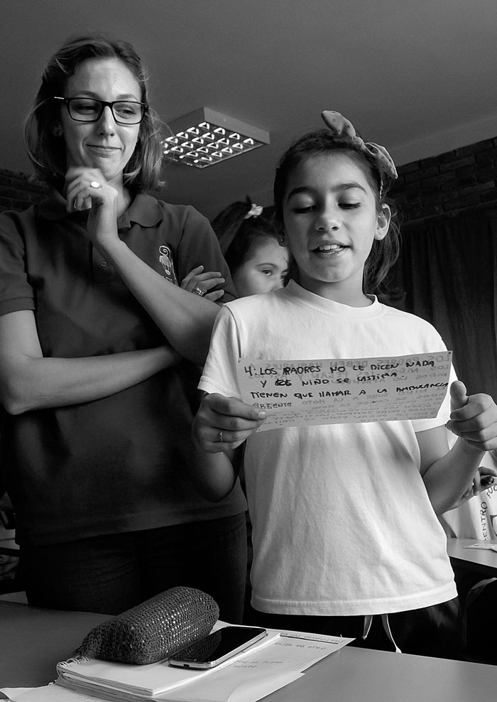 Florencia Bacelo, tallerista de radio, y una alumna, en el taller de convivencia del Centro
de Apoyo al Desarrollo Integral, en el barrio Casavalle. Foto: Sandro Pereyra