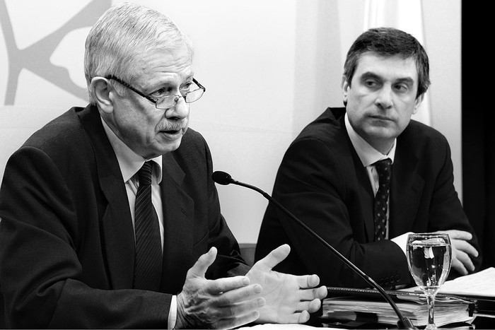Jorge Basso, ministro de Salud Pública, y Álvaro García, director de la Oficina de Planeamiento y Presupuesto, en rueda de prensa, ayer, luego del Consejo de Ministros. Foto: Walter Paciello, Presidencia