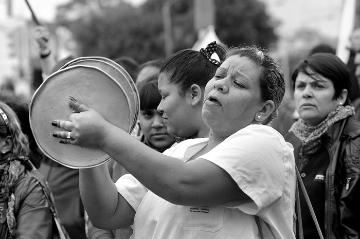 Movilización de trabajadores públicos de la salud, ayer, frente a la sede de la Administración de los Servicios de Salud del Estado. Foto: Sandro Pereyra