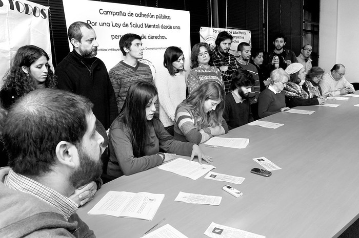 Asamblea Instituyente por Salud Mental, Desmanicomialización y Vida Digna ayer, en la Asociación
de la Prensa Uruguaya. Foto: Sandro Pereyra