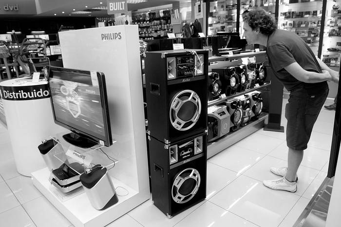 Venta de electrodomésticos en un local del shopping de Punta Carretas. Foto: Nicolás Celaya (archivo, enero de 2013)