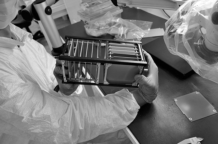 Construcción del AntelSat. Foto: antel, s/d de Autor (archivo, mayo de 2013)