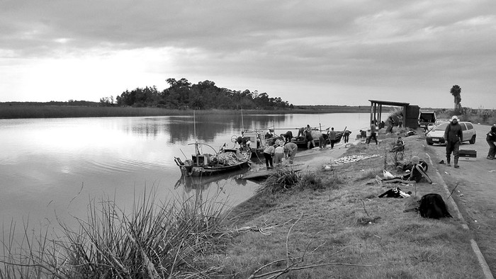 Pescadores artesanales, ayer, en el río Santa Lucía. Foto: Iván Franco