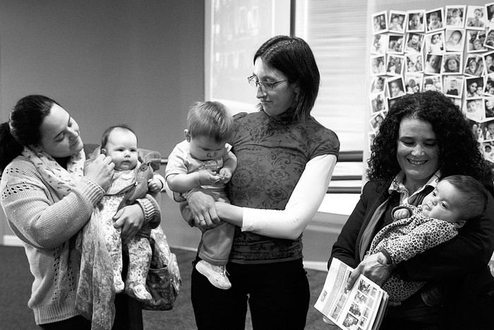Estefanía Ganduglia, Rosario Peña y Verónica Perdomo, madres donantes de leche materna, posan con sus bebés, ayer, en un acto por la Semana Mundial de la Lactancia Materna en el Banco de Previsión Social. Foto: Juan Mazzoni, EFE