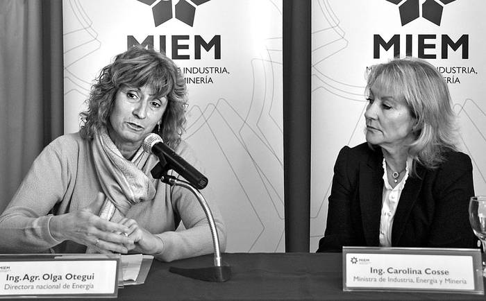 Olga Otegui, directora nacional de Energía y Carolina Cosse, ministra de Industria y Energía. Foto: Gerardo Carella, Presidencia (archivo, junio de 2015)