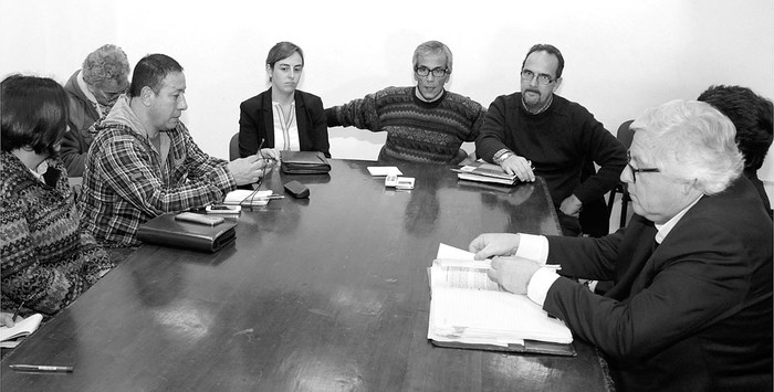 Reunión de trabajadores de Fripur, representantes de la empresa y autoridades del Ministerio de Trabajo y Seguridad Social, el viernes, en la sede ministerial. Foto: Álvaro Salas, Presidencia