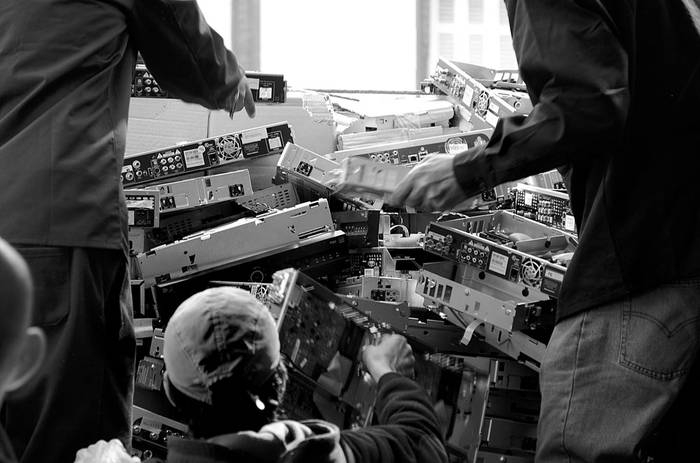 Grupo de recicladores trabaja con desechos electrónicos. Foto: Alessandro Maradei (archivo, setiembre de 2014)