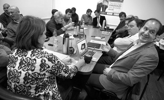 Julio Trostchansky (d) durante la reunión entre el Sindicato Médico del Uruguay, gobierno y empresas, ayer, en la Dirección Nacional de Trabajo. Foto: Santiago Mazzarovich