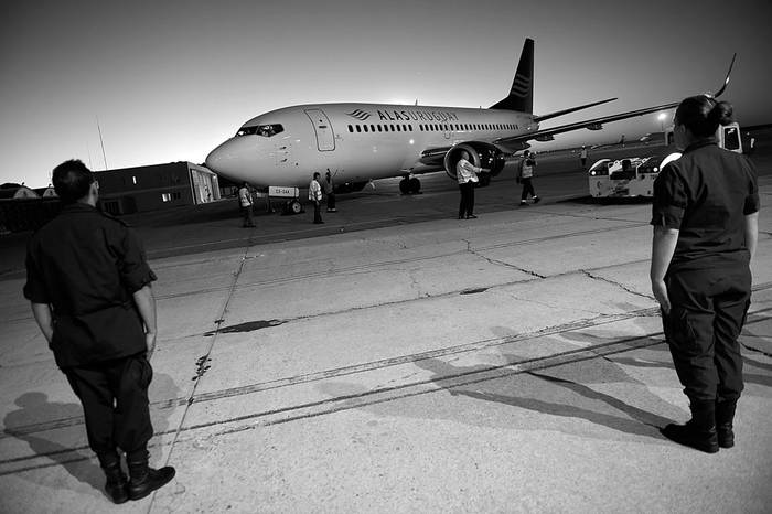 Avión de Alas U en el aeropuerto de Carrasco. Foto: Nicolás Celaya (archivo, marzo de 2015)