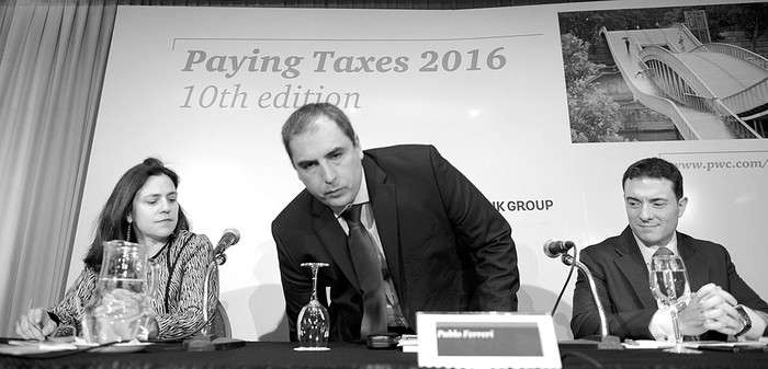 Matilde Bordón, representante del Banco Mundial, Pablo Ferreri, subsecretario del Ministerio de Economía y Finanzas, y Thomas Dane, de Tax Transparency, durante la presentación del estudio Paying Taxes, ayer, en el hotel Radisson Victoria Plaza. Foto: Santiago Mazzarovich