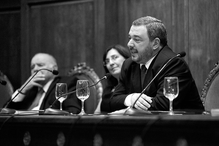 Mario Bergara durante la presentación de su libro Las nuevas reglas de juego en Uruguay, ayer, en el Paraninfo de la Universidad. Foto: Mauricio Kühne