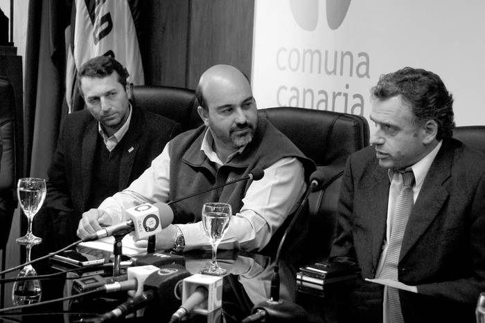 Daniel Greif, Alejandro Nario y Yamandú Orsi, ayer, en la Intendencia de Canelones. Foto: Intendencia de Canelones, s/d de Autor