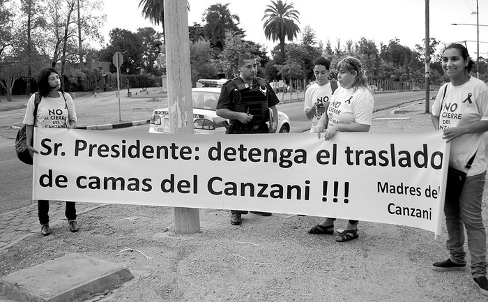 Trabajadoras del Sanatorio Canzani frente a la casa de Tabaré Vázquez, ayer en el Prado. Foto: Pablo Vignali