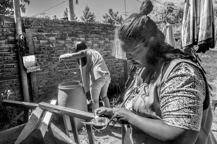 Funcionarias de la Intendencia de Montevideo verifican la presencia de larvas del mosquito Aedes aegypti,  en Malvín Norte. Foto: Nico Correa, Intendencia de Montevideo (archivo, febrero de 2016)