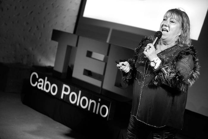 Mary Urse, alcaldesa del Chuy, participa en una charla en el evento Ted-x, el sábado, en Cabo Polonio. • Foto: Santiago Mazzarovich